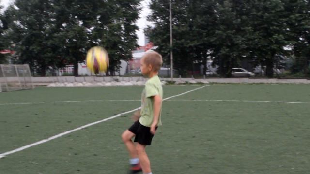 Футбол.Набивание мяча одной правой. смотреть онлайн