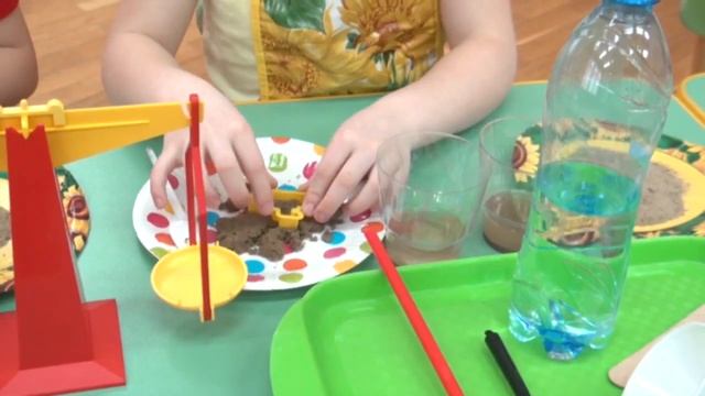 ИГРЫ ЭКСПЕРИМЕНТЫ С ПЕСКОМ ЦВЕТНОЙ ПЕСОК смотреть онлайн