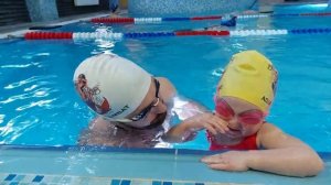 ПЛАВАНИЕ ДЛЯ МАЛЫШЕЙ / ЗНАКОМСТВО С БАССЕЙНОМ