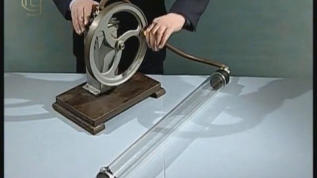 Опыты по физике. Деформация пленки атмосферным давлением
