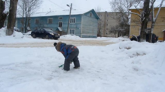 Как Дёма горку строил. Снежная горка своими руками смотреть онлайн