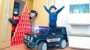 SUPER COP prevents Jailbreak. Pretend play with Police Toy Car.