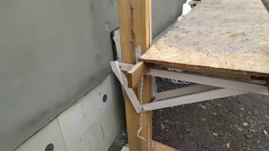 Самодельные бюджетные строительные леса в частном доме.