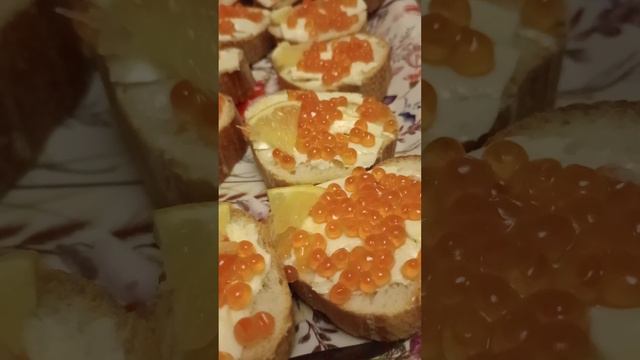 Бутерброды с икрой кеты, маслом и лимоном.