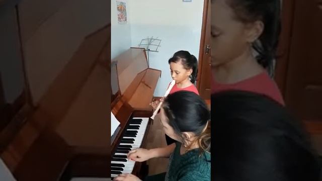 12.02.2020 Нургуль учит дочь Ерболата и Кенже играть на блок флейте. смотреть онлайн