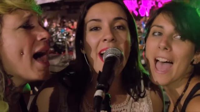 Этот масштаб нужно видеть! Группа из 1200 музыкантов Rockin’1000 исполнила каверы известных песен. смотреть онлайн