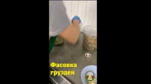Фасовка соленых груздей грибов в стеклобанку.