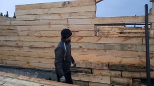 Строим дом из бруса своими руками Часть 5 Возведение стен,уровень бруса при укладке