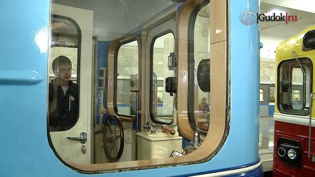Выставка ретро-вагонов метро проходит на Партизанской