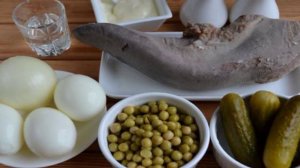 Салат с языком и солеными огурцами