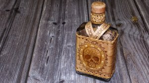 На троих. Бутылка 0,5 в бересте, с черепами. Своими руками.