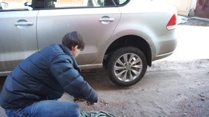 Домкрат Ombra OHT225C. Поднимаем автомобиль. Куда лучше упирать опорную чашку домкрата. Выпуск №2