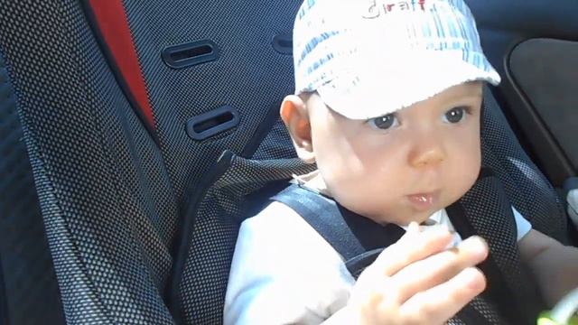 04.08.2014 В машине играет с игрушкой смотреть онлайн