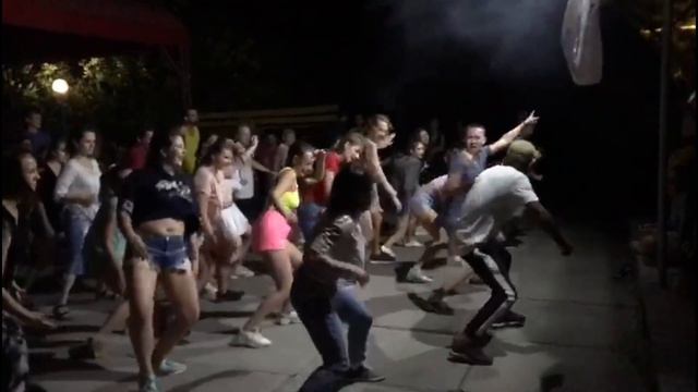 DE FERIAS COM A EX EM VOLGOGRADO (RUSSIA) | ЛЕТОМ В ВОЛГОГРАДЕ | SALSA PICANTE SCHOOL смотреть онлайн