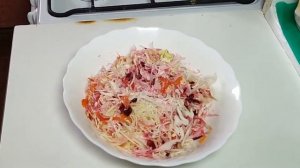 салат из капусты с морковью и свеклой, все свежее.