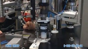 Ориентататор спрея дозатора. Позиционирование крышки с трубкой. Блок укупорки. Ориентирование крыше