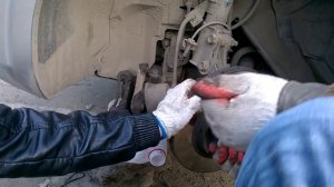 Как заменить шпильку переднего колеса Ниссан Лафест