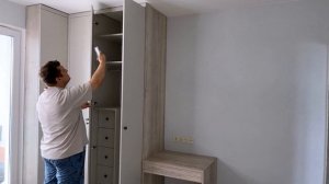 Шкаф встроенный угловой в потолок из egger