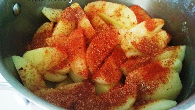 Запеченные дольки картофеля в прованских травах