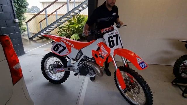 Honda CR250 1993 Restoration Bike Reveal + Behind The Scenes смотреть онлайн