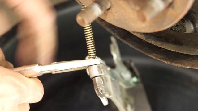 2003 Toyota Camry - Replacing Rear Drum Brakes and Wheel Cylinders смотреть онлайн