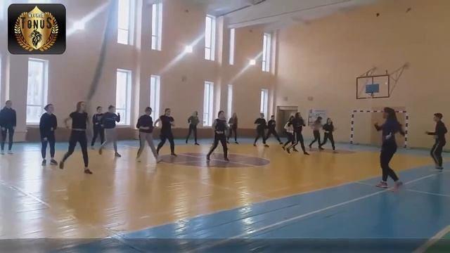 Урок физической культуры. Комбинация упражнений на координацию.