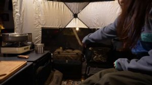 соло горячий палаточный лагерь осенний лес готовка  уютный расслабляющий костер кемпинг