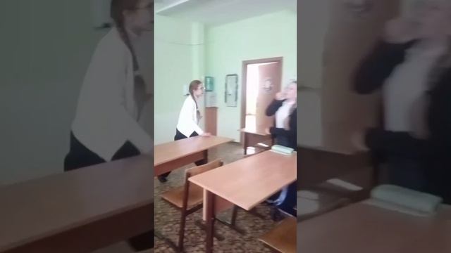 Наши школьные дни.. В этот раз спрятались в каком-то нн классе от новой училки😰 смотреть онлайн