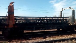 Поезд рельсоукладчик с рельсами и шпалами Rail-laying train with rails and sleepers 带钢轨和枕木的铺轨列车 敷設列
