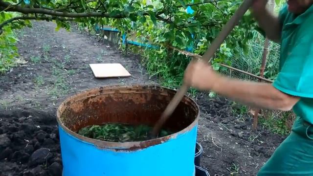 Как сделать легко усвояемое удобрение-вытяжку из травы. смотреть онлайн