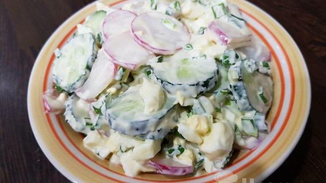 Салат с редиской, огурцом, яйцом и зеленым луком