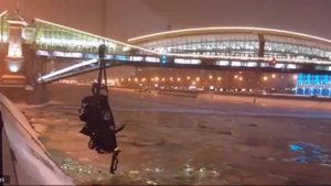 Спасатели вытащили из замершей реки девушку в автомобиле