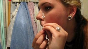 Как проколоть губу (How to pierce his lip (in this case, "Monroe") at home).