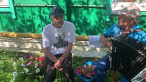 Дедушка до слез поет о Родине