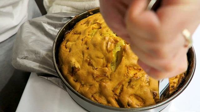 Пышная шарлотка с яблоками / Яблочный пирог / Пирог с яблоками / РЕЦЕПТ На кухне у блогера смотреть онлайн