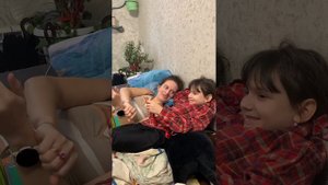 Мама учит дочь ловить рыбу со льда!