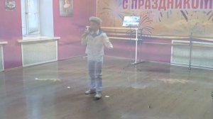 "Моряк сошел на берег"  - поет Алексей Морев ("Самые Небесамые")