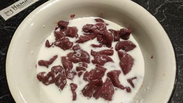 Нежная свиная печень, жареная с луком на сковороде