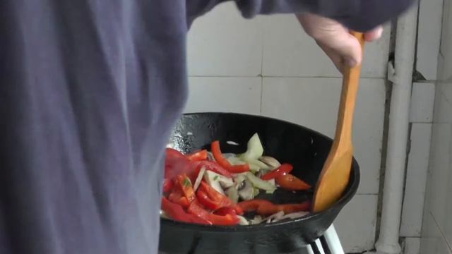 Свиная корейка с теплым овощным салатом