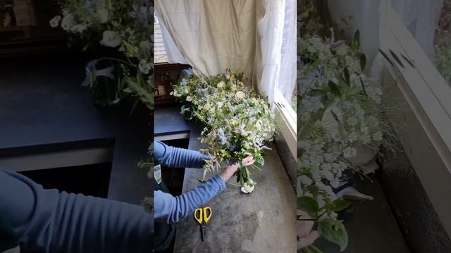 Making a handtied bridesmaid bouquet for a blue and white wedding, spiral technique. смотреть онлайн
