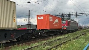 Электровоз 2ЭС5К-507 с грузовым поездом следует по станции Нижний Новгород Московский