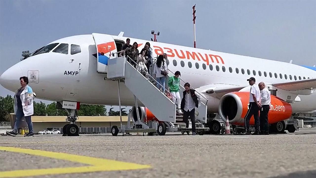 В Тбилиси встретили пассажиров самолета, прилетевшего из Москвы