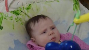 Pебенок 2,5 месяца. Следит за игрушкой.