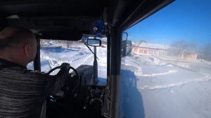 Трактор МТЗ 82.1 чистит дороги от снега!