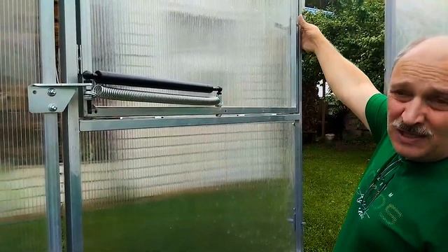 Удобный вариант установки термопривода Климат 100. Одновременно на дверь и форточку.
