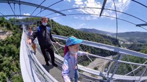 Сочи Скайпарк. Маша Дарк переходит подвесной мост Скайбридж