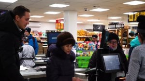 КУПИЛ ВСЁ ЧТО ЗАХОТЯТ БАБУШКИ К НОВОГОДНЕМУ СТОЛУ. Оплатил Покупки Пенсионерам.