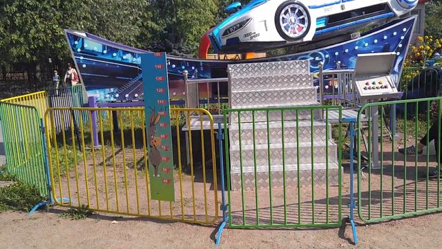 Аттракцион "Летающая машина". смотреть онлайн