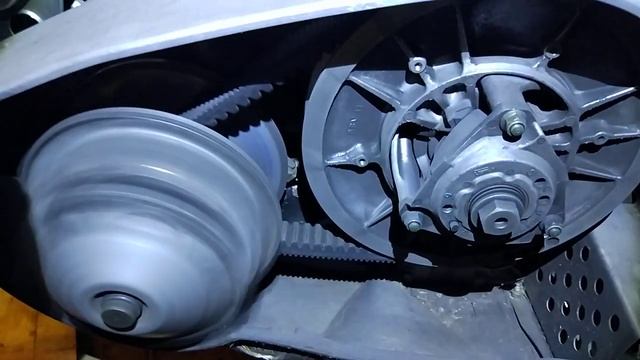 Треск работы вариатора снегохода Ямаха Нитро смотреть онлайн