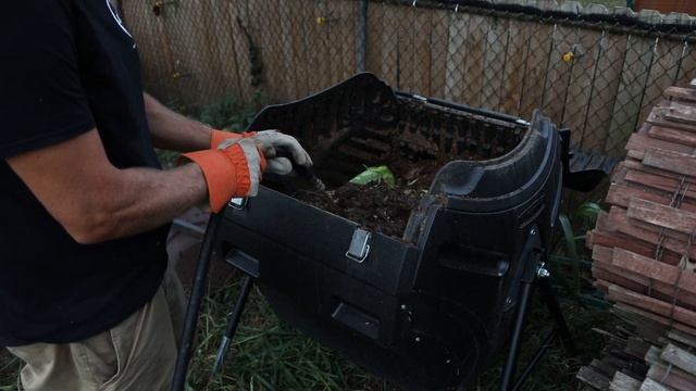 Help Save Money and Environment, Composting 101 with a tumbler composter смотреть онлайн